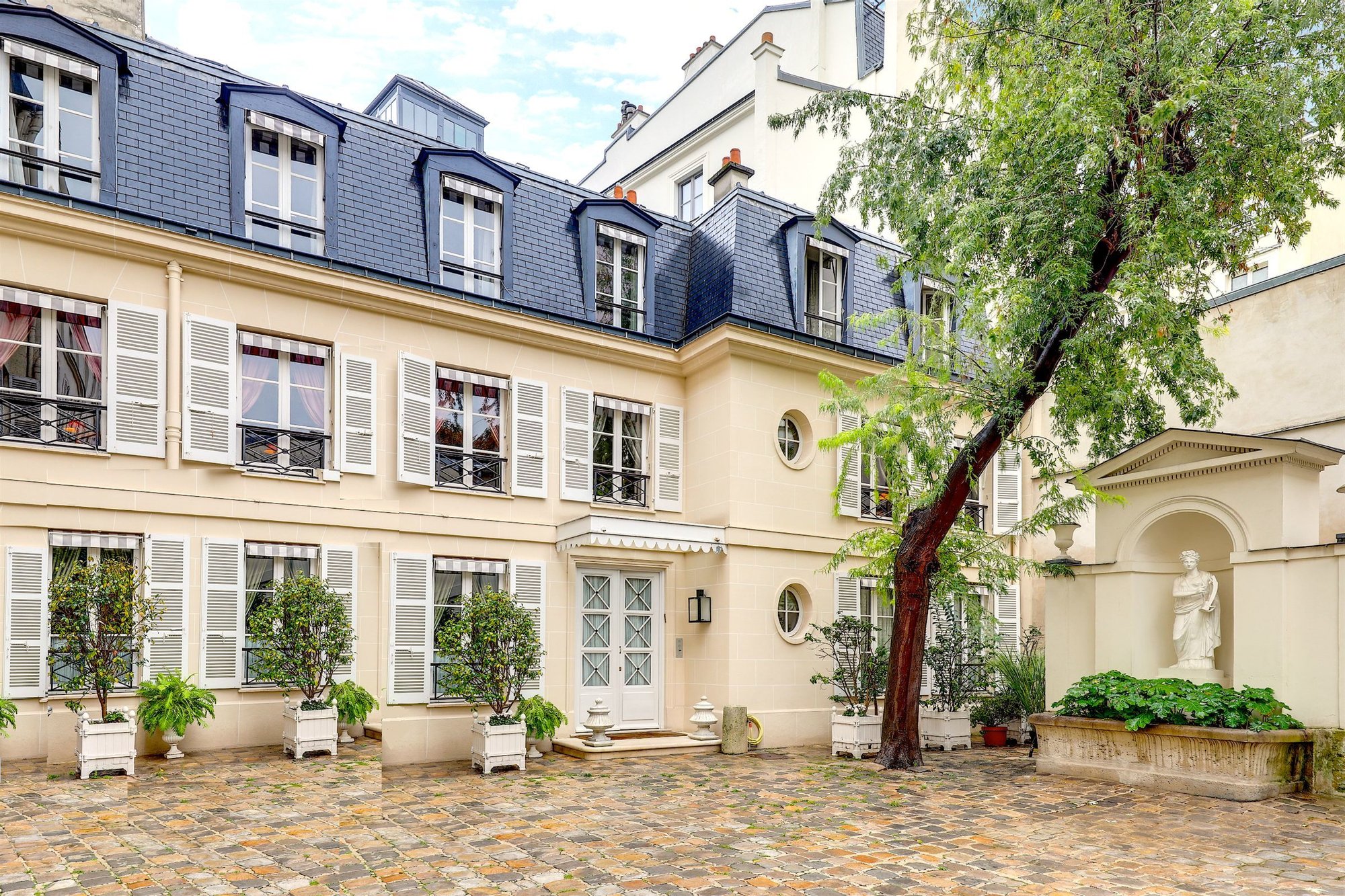 Elegant Townhouse In The Coveted 7th Arrondissement in PARIS, France ...