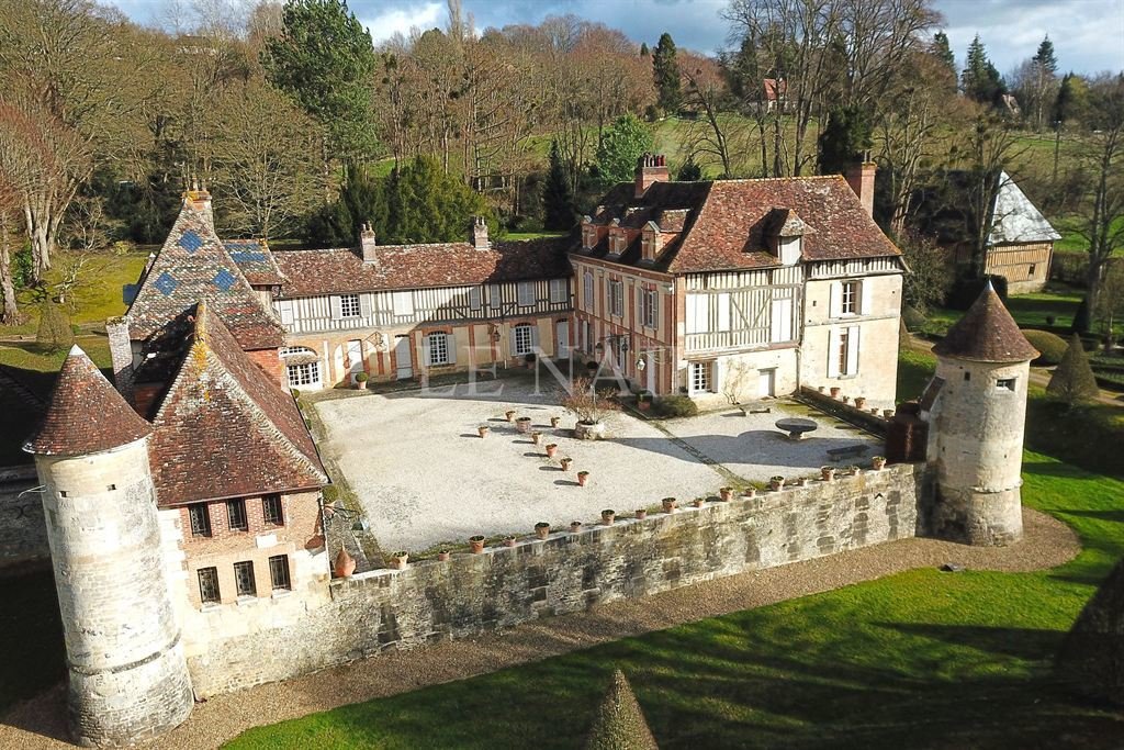 Exceptional listed castle for sale in Normandy (Calvados). in LISIEUX