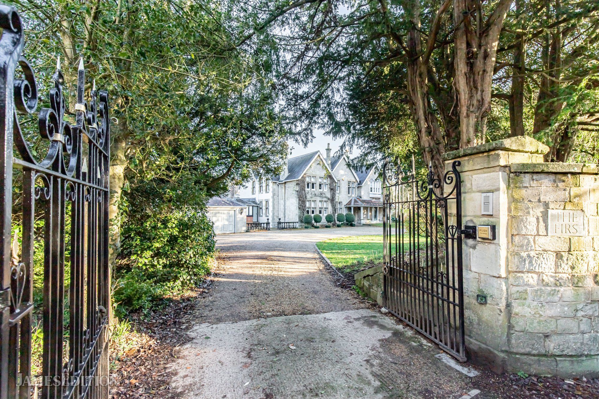 Substantial Six Bedroom Family Home In Oxford In Oxford, England