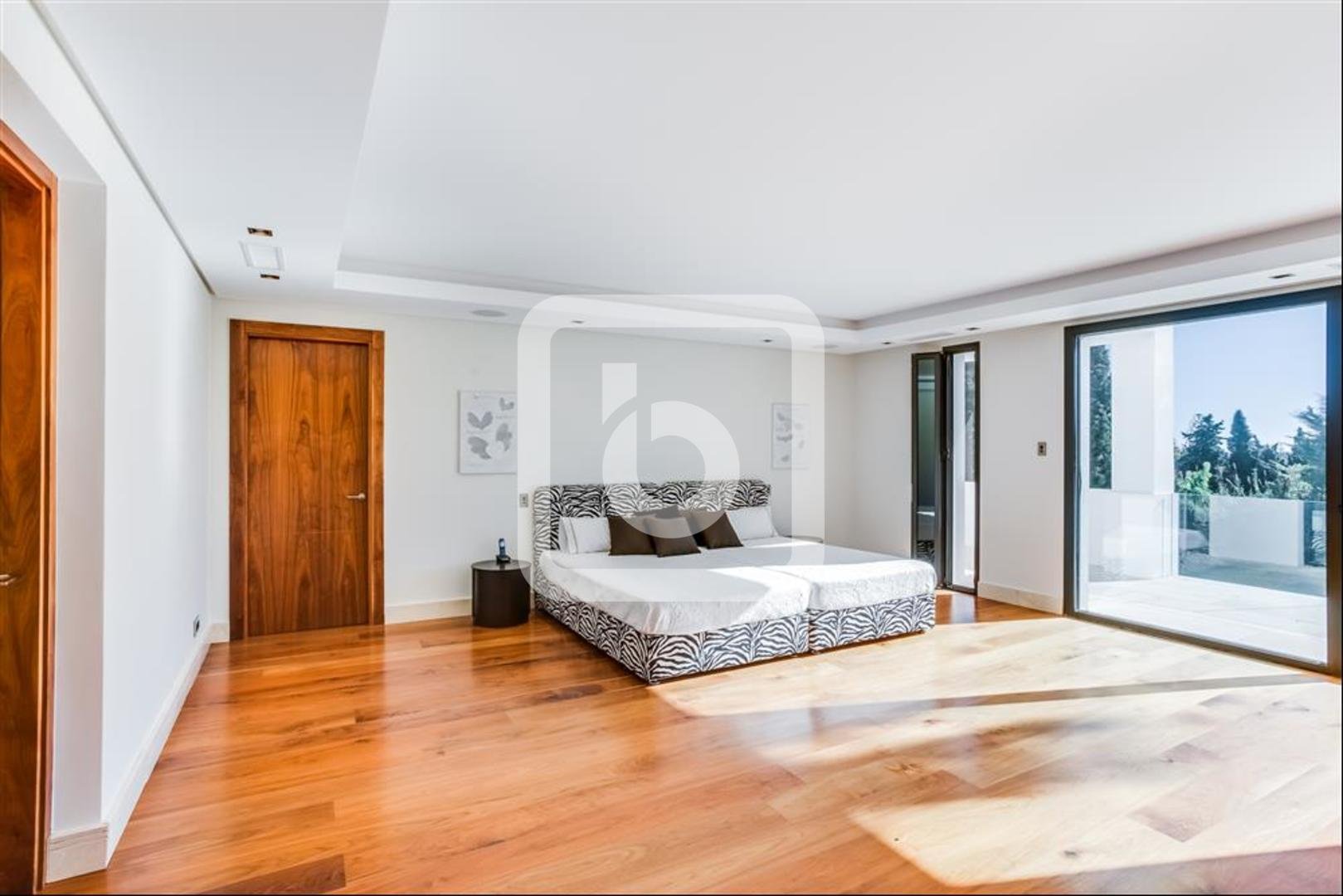 Es Est 012402 In Estepona Spain For Sale 10725369