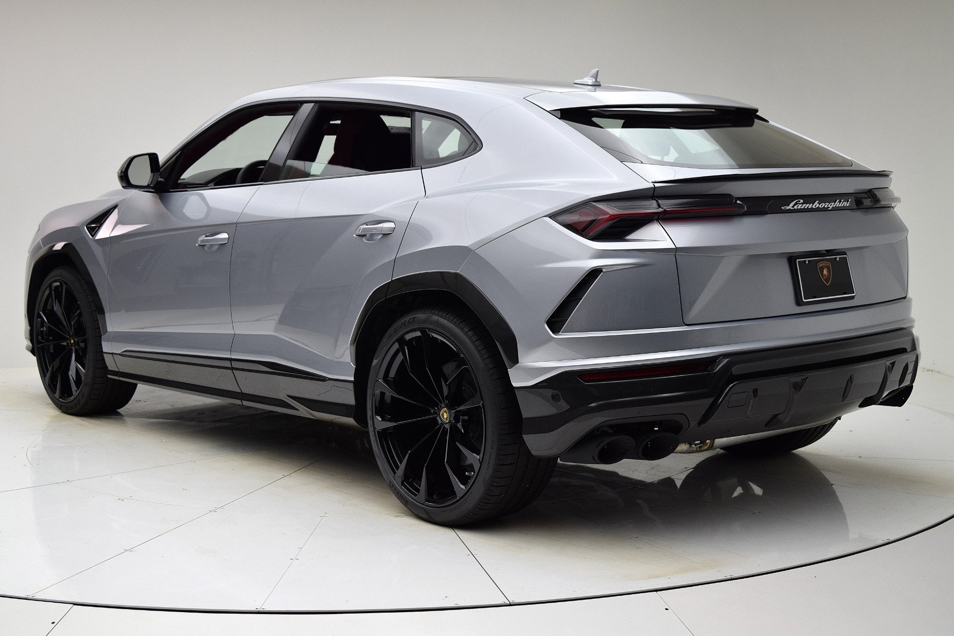 Lamborghini Urus сзади