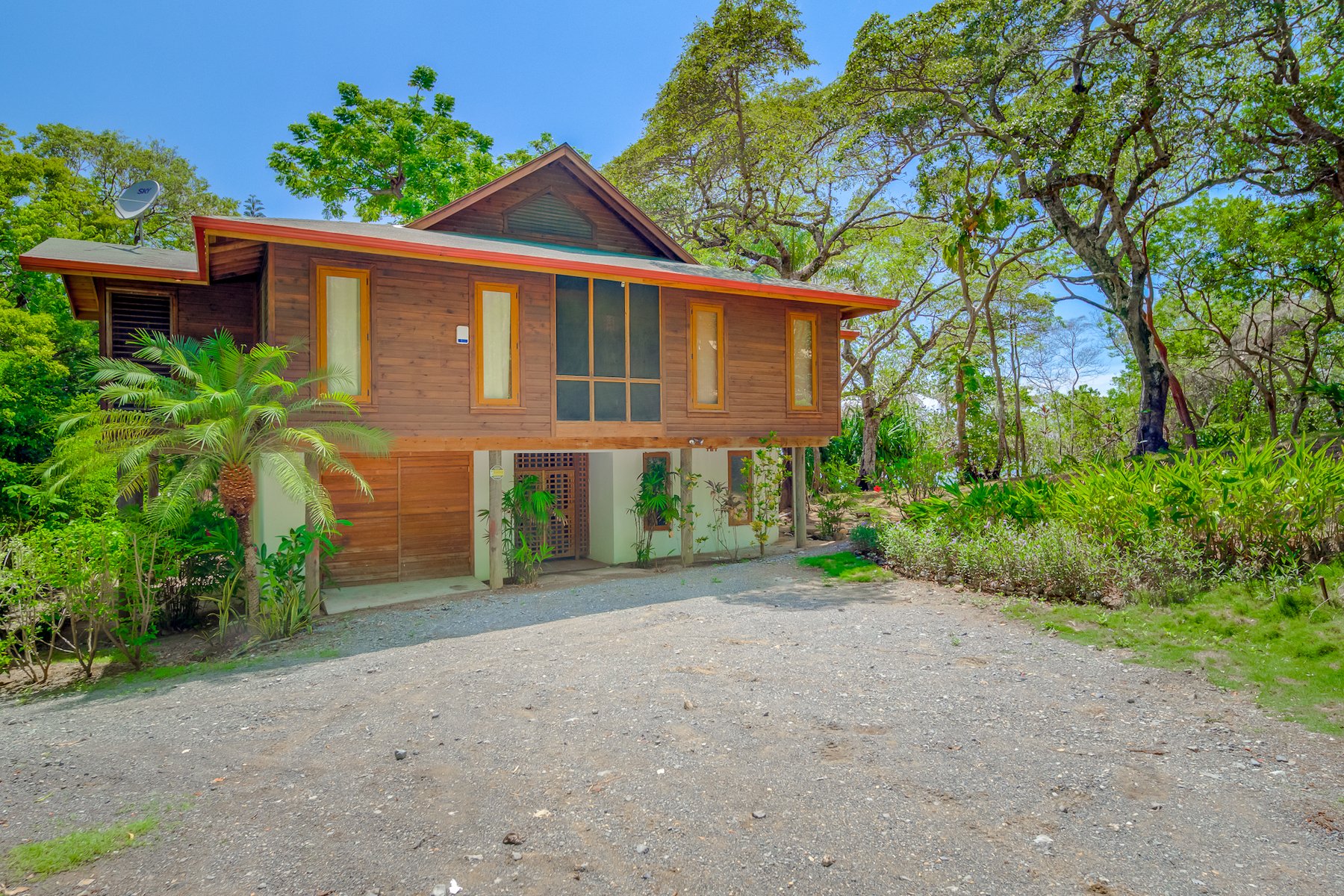 Beachfront Casa Tabyana 3 Bd/3 Ba Home + Apartment in Roatan, Honduras