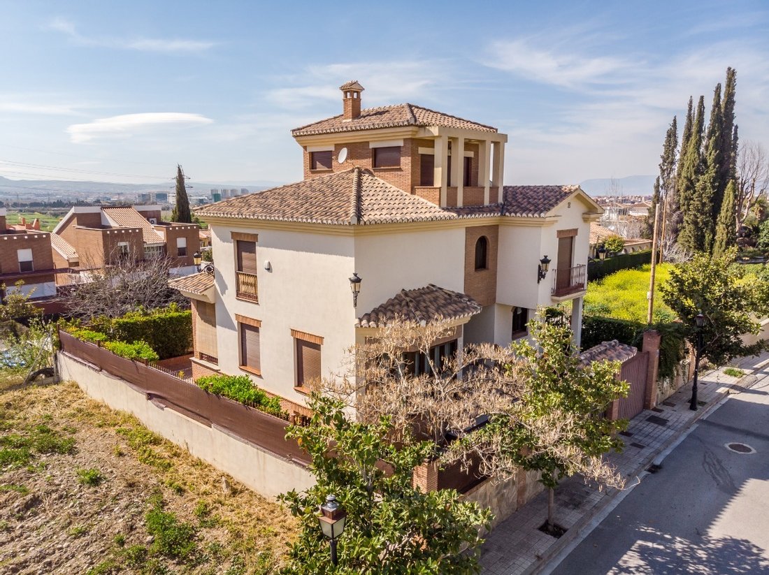 Huetor Vega Villa In Huétor Vega, Andalusia, Spain For Sale (10884150)