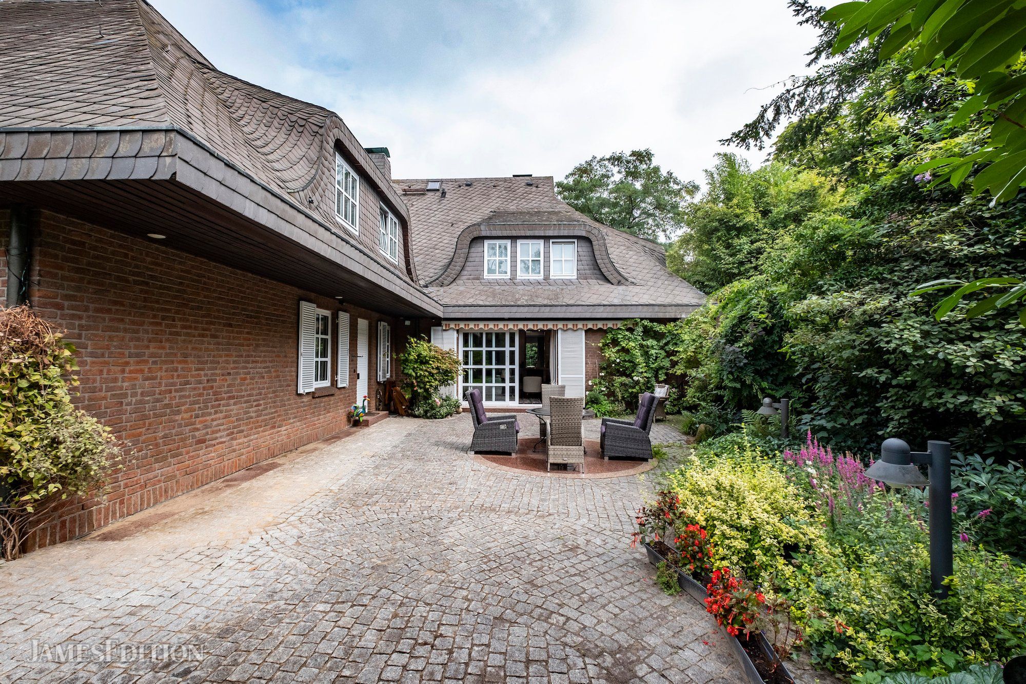 Elegant Villa In Bremen Oberneuland For Sophisticated Demands In Bremen