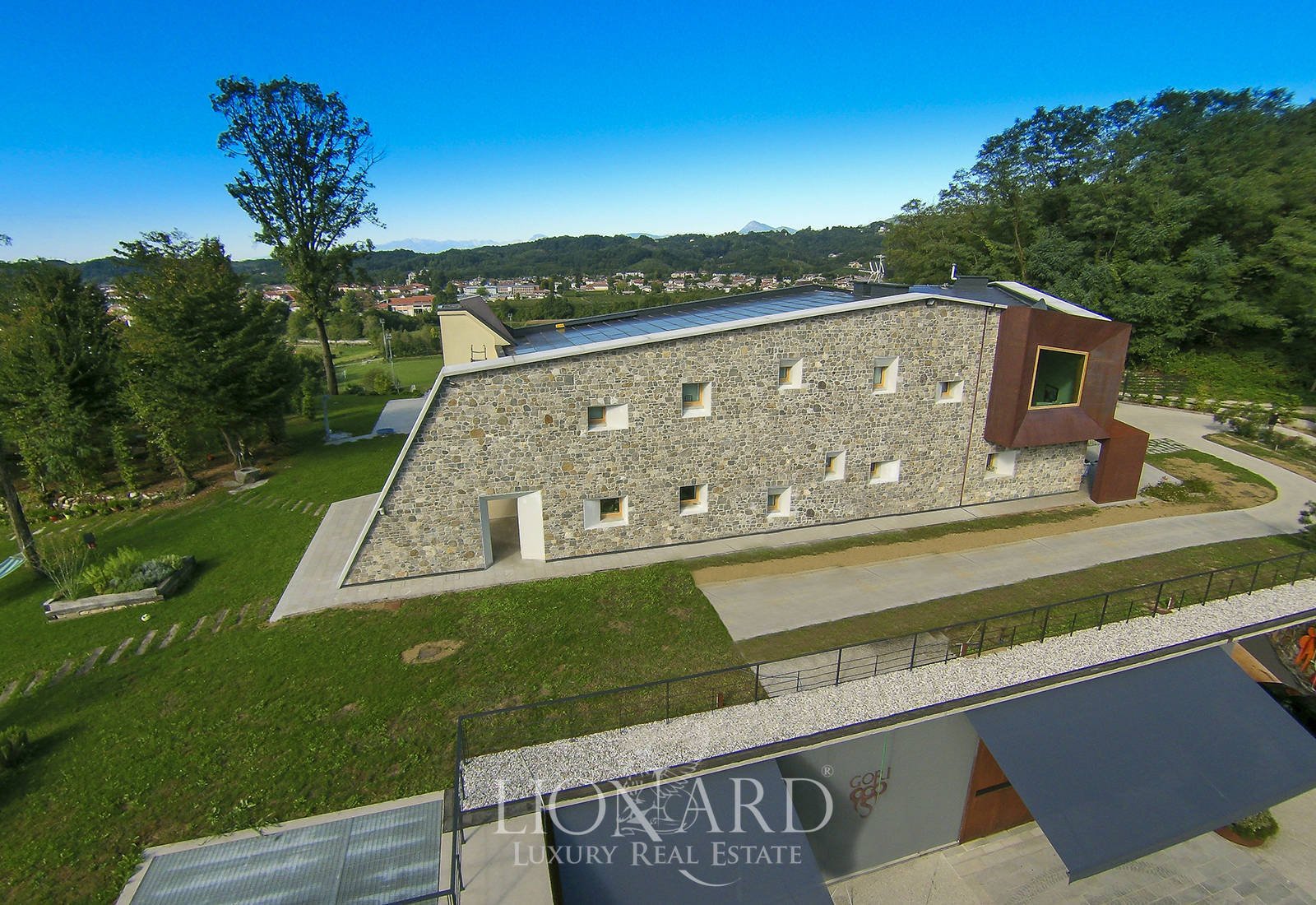 Luxury Villa with Agricultural Company for Sale in Udine in Nimis