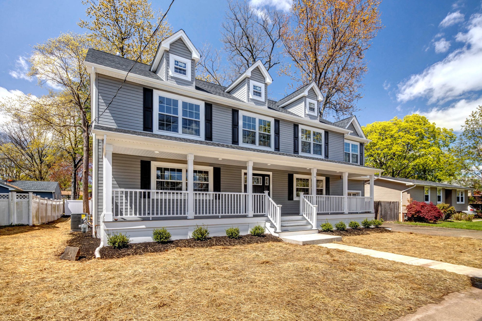 5 Bedrooms Single Family Detached in Metuchen, NJ, United States for