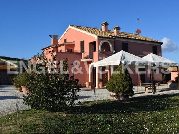 Luxury country homes with terrace for sale in Montefano, Marche, Italy ...