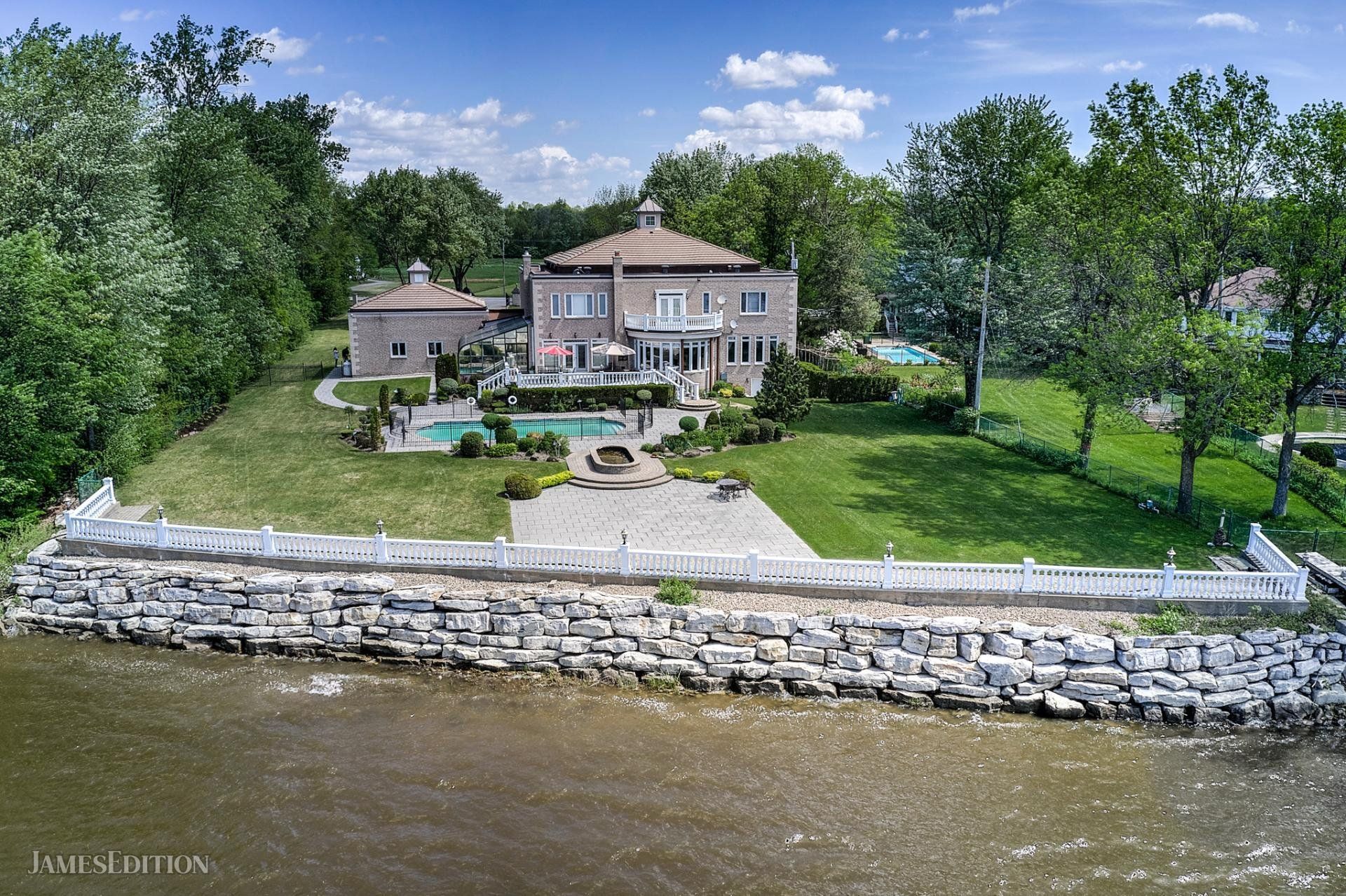 Grand Estate Waterfront Living In L'île Bizard—Sainte Geneviève, Quebec