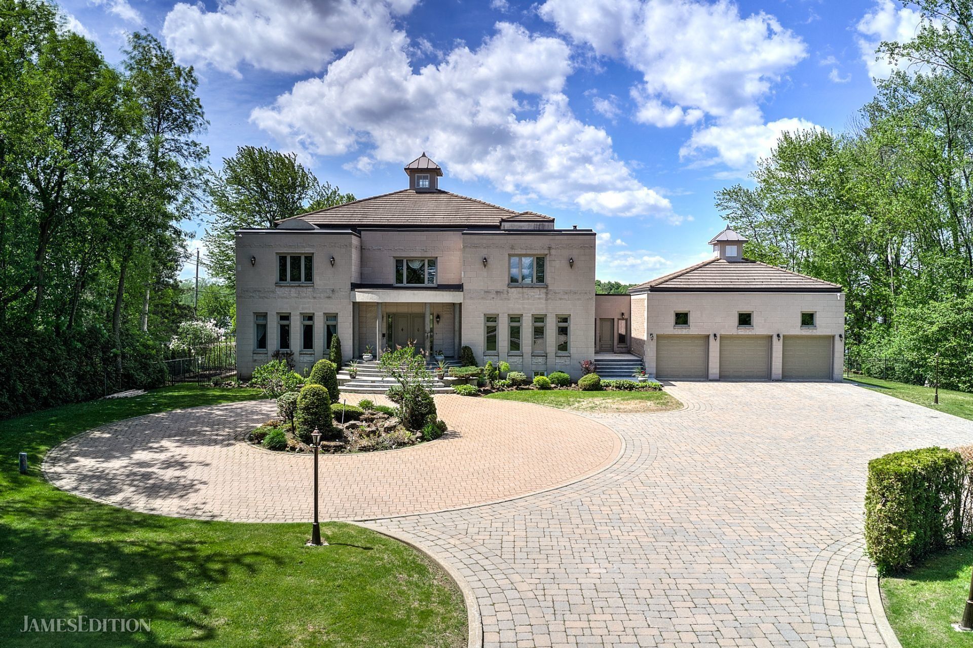 GRAND ESTATE WATERFRONT à (Montréal