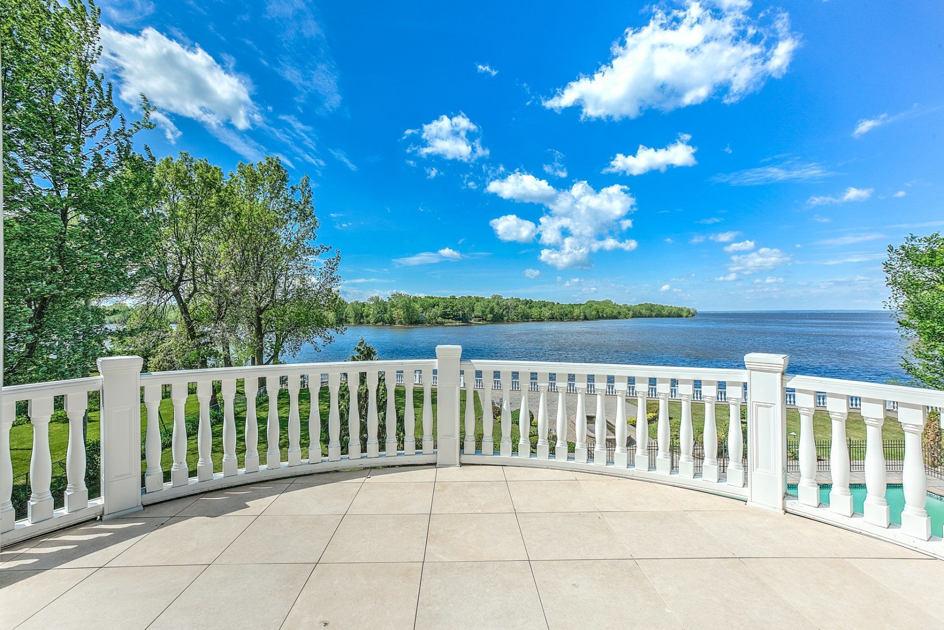 Grand Estate Waterfront Living In L'île Bizard—Sainte Geneviève, Quebec