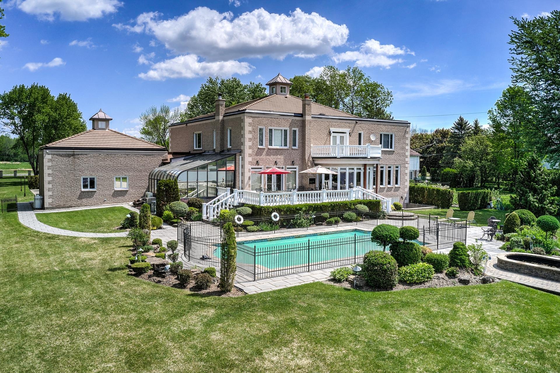 Grand Estate Waterfront Living In L'île Bizard—Sainte Geneviève, Quebec