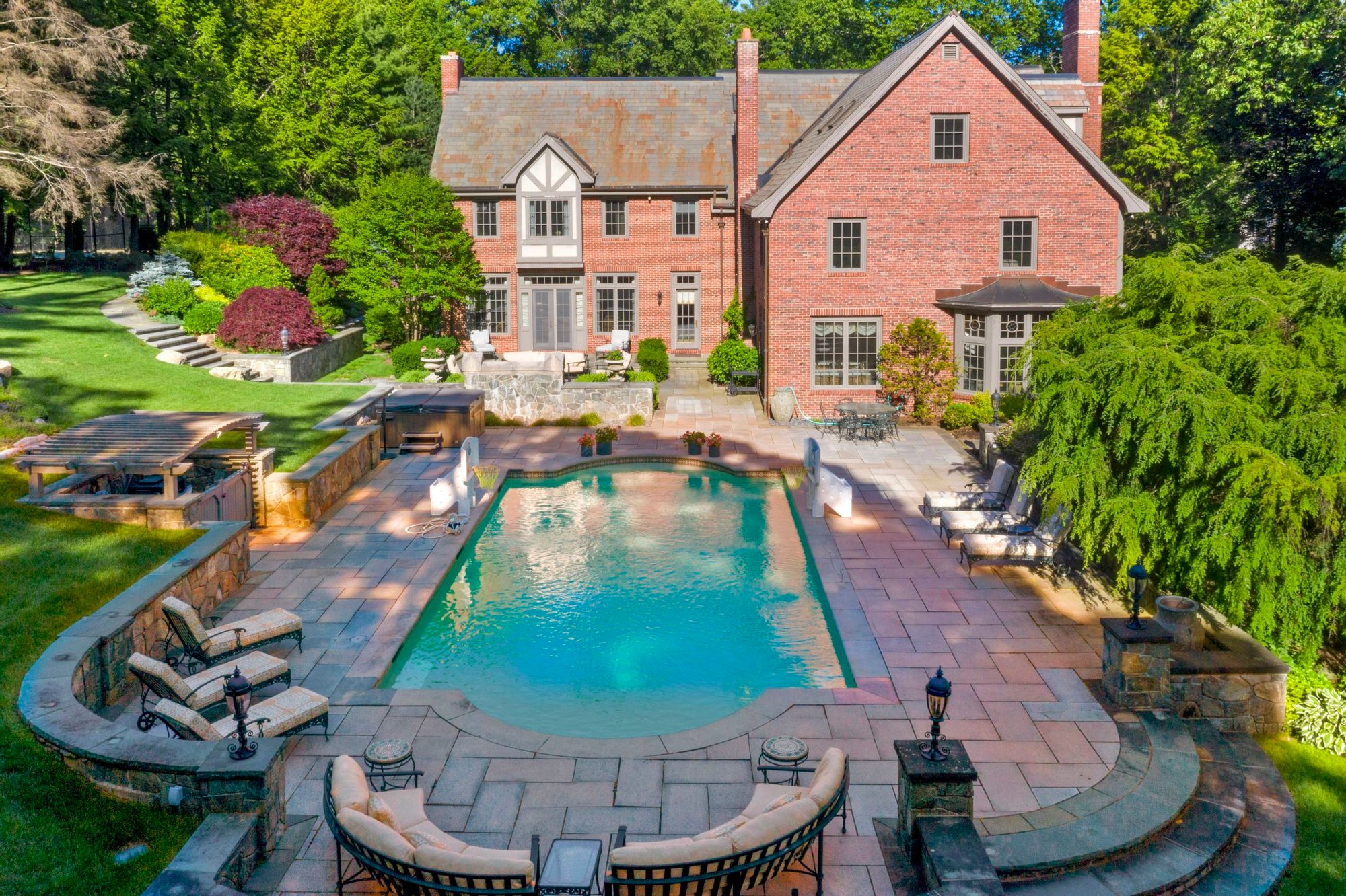 209 Cliff Road in Wellesley, MA, United States for sale (11011105)