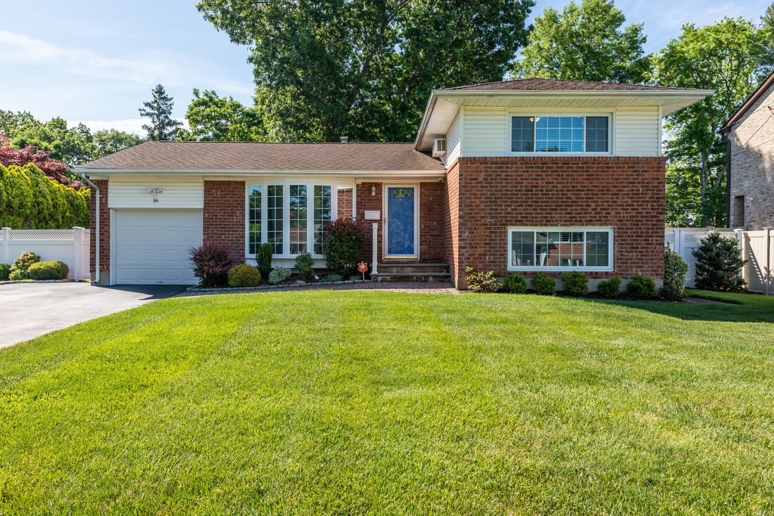 16 Saratoga St, Commack, Ny, 11725 In Commack, New York, United States
