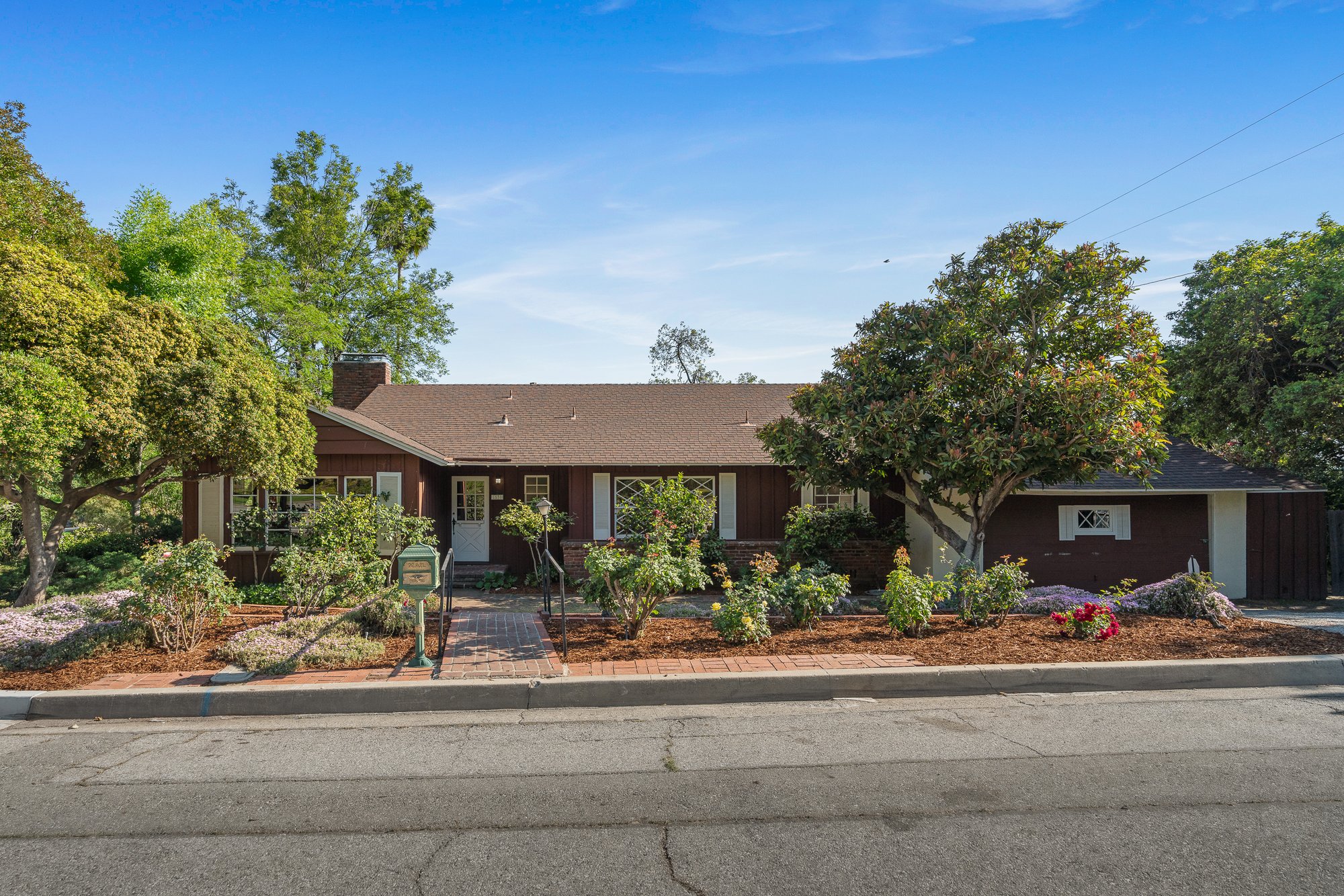 Mid Century Ranch Bungalow In Altadena in Altadena, CA, United States