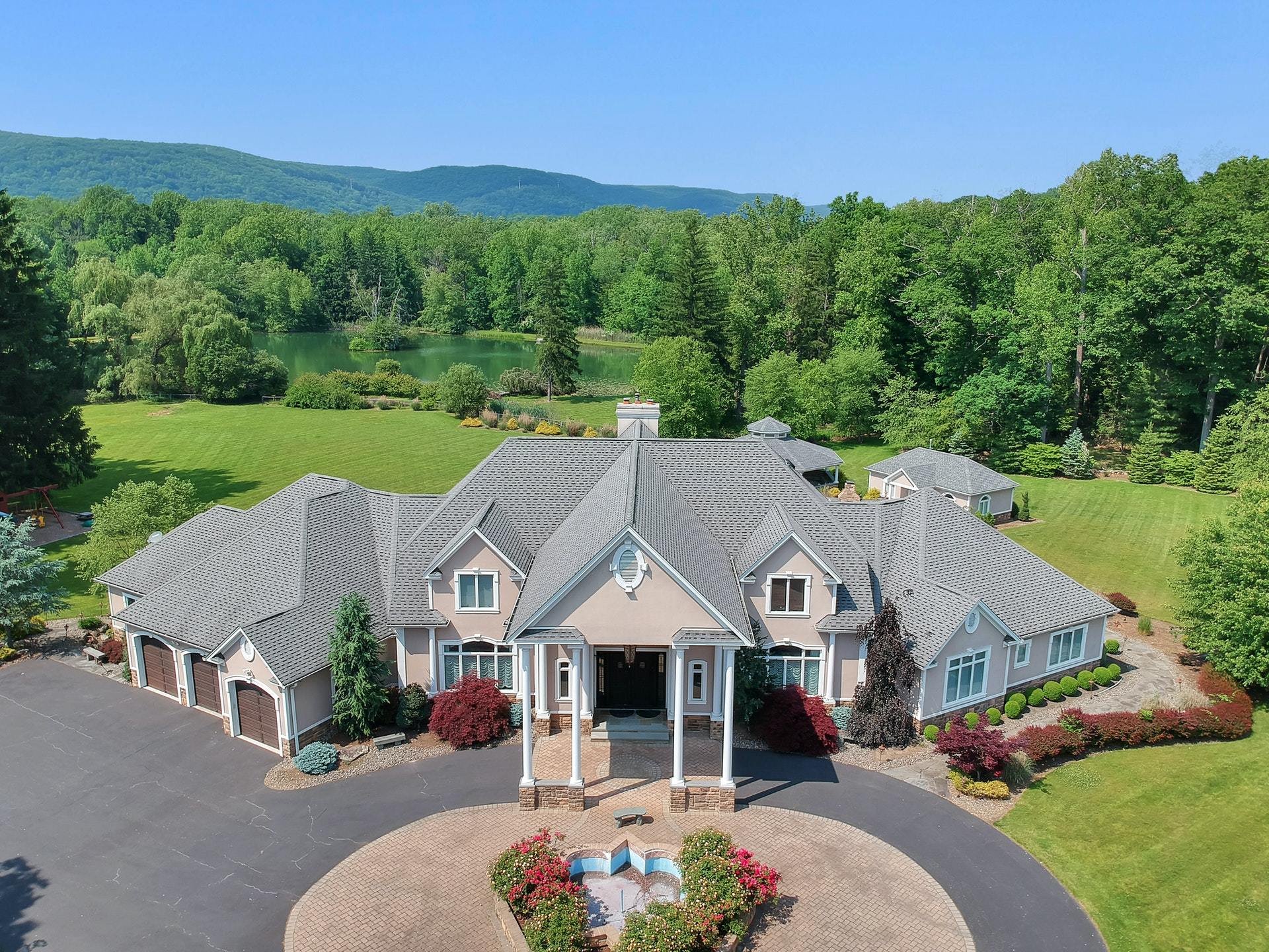 Magnificent Custom Colonial Estate in Montebello, NY, United States for