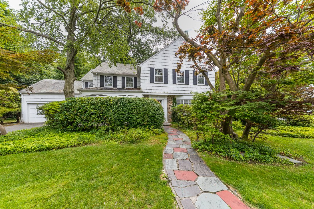 5 Woodgreen Place, Rockville In Rockville Centre, New York, United