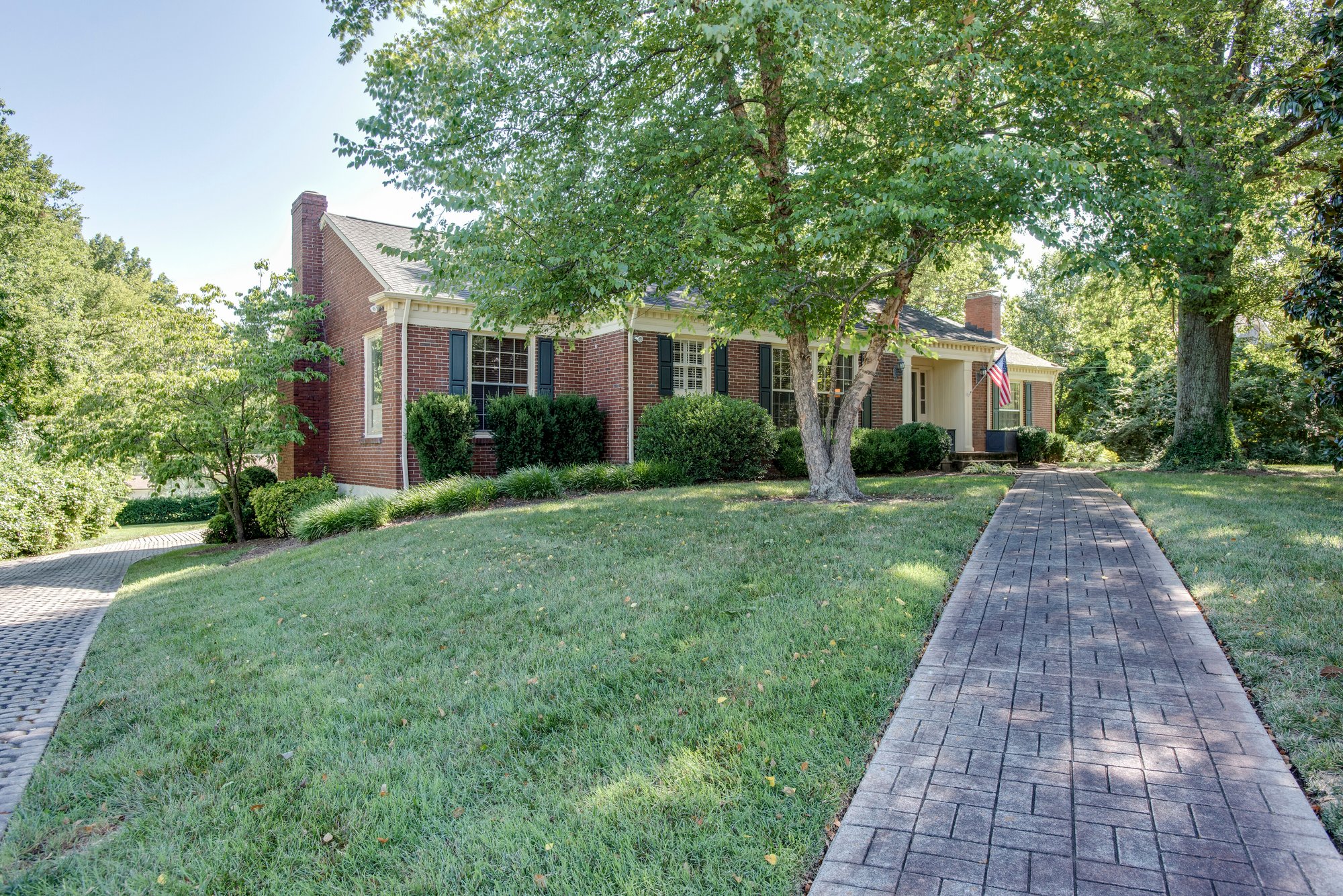 Desirable Oak Hill Home On Large Level Lot in Nashville, TN, United