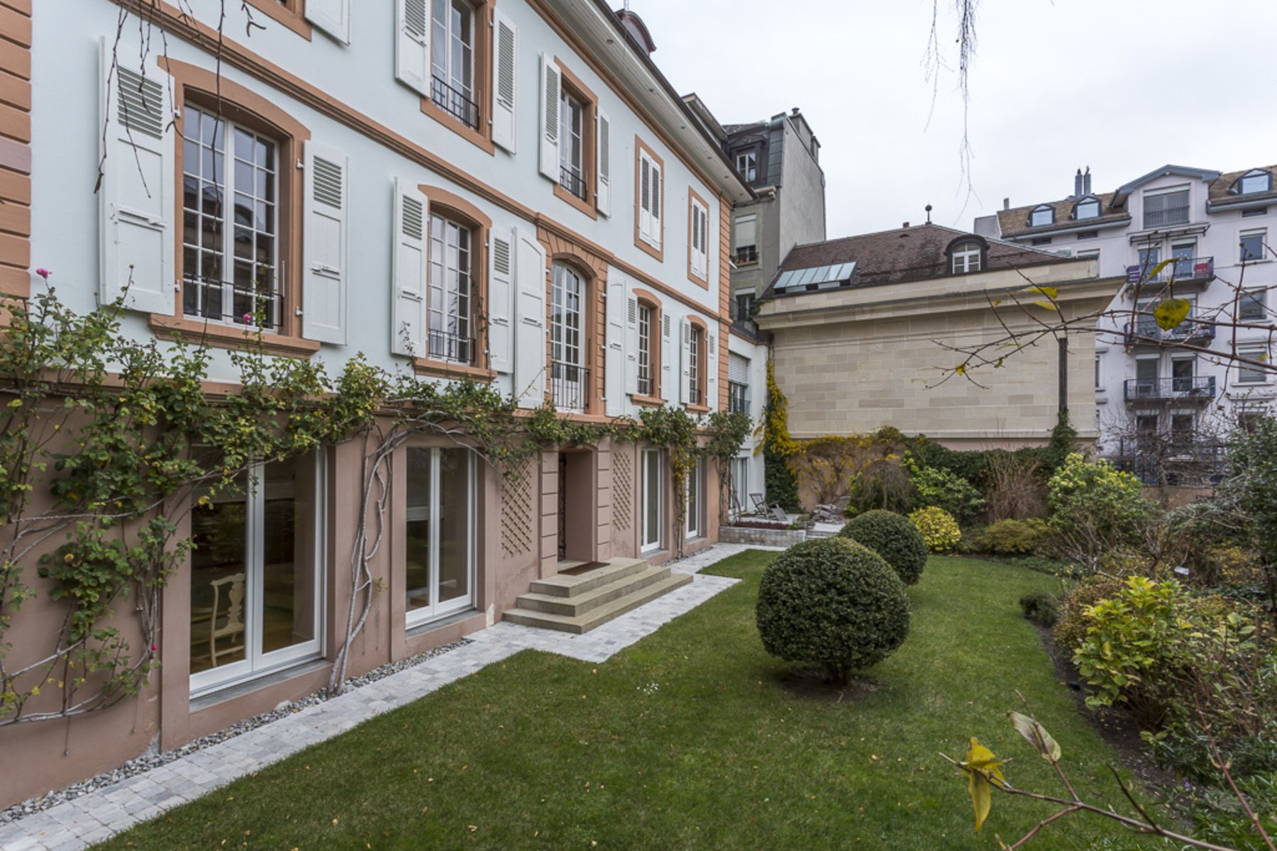 In The Heart Of The Old Town, Superb Apartment With Garden In Vevey