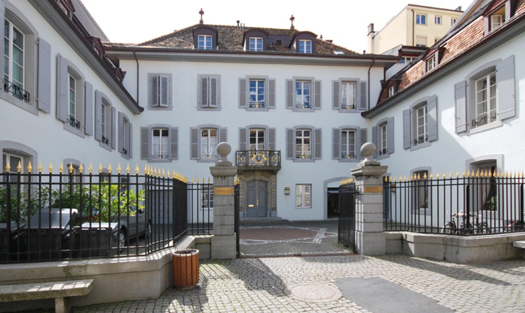 In The Heart Of The Old Town, Superb Apartment With Garden In Vevey