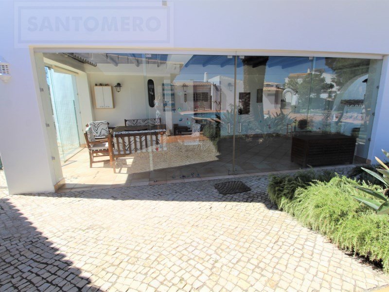 Villa 5 Bedrooms (V4 + 1) Traditional Style Near The In Guia, Algarve, Portugal For Sale (11012059)