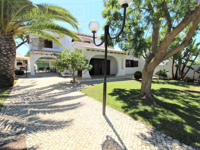 Villa 5 Bedrooms (V4 + 1) Traditional Style Near The In Guia, Algarve, Portugal For Sale (11012059)