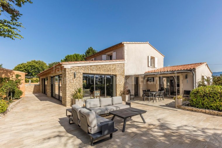 Villa With Pool And Commanding View For Sale In The Luberon In Apt France In Vendita