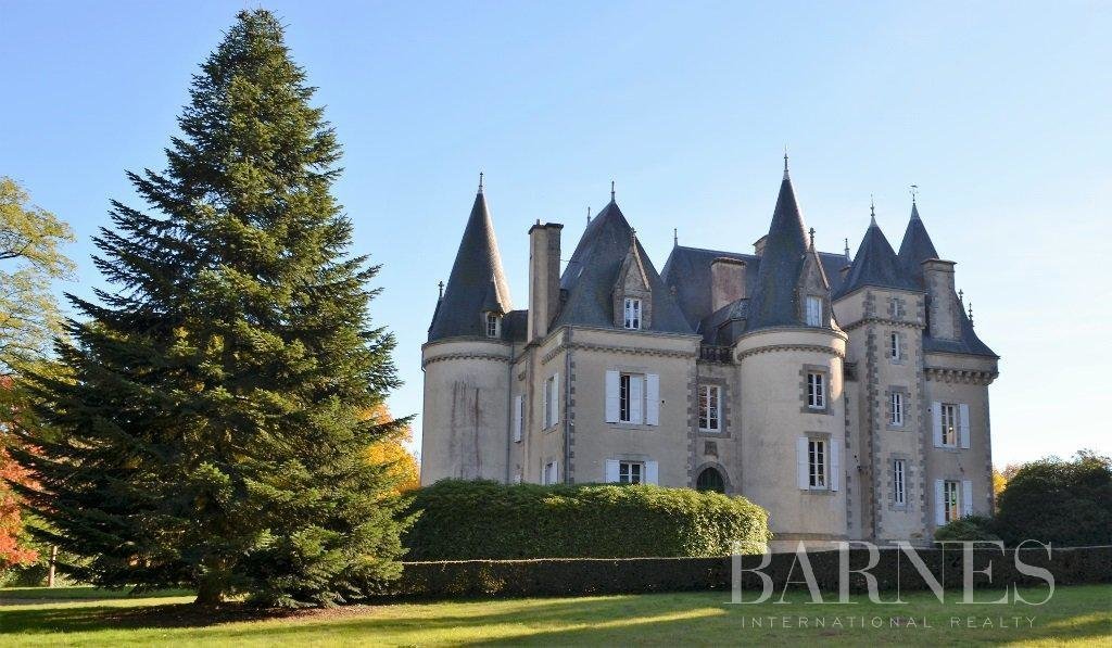 Sale Castle Loudéac in Loudéac, France for sale (10531296)