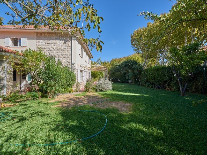 House T5 + 1 With 275m2 Gross Construction Area In Carcavelos, Lisbon