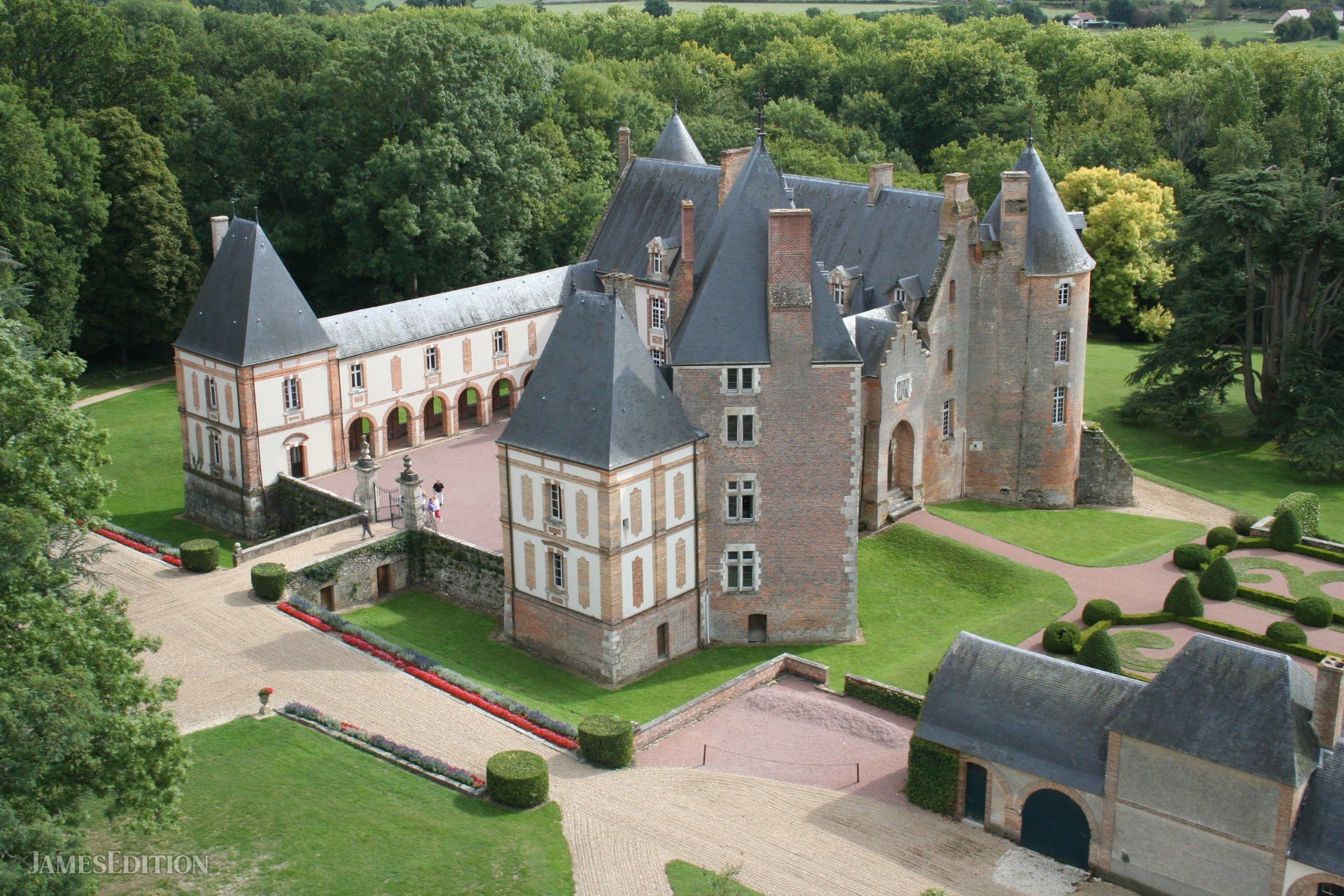 A Château Near Gien In Perfect Condition In Gien, Centre Val De Loire