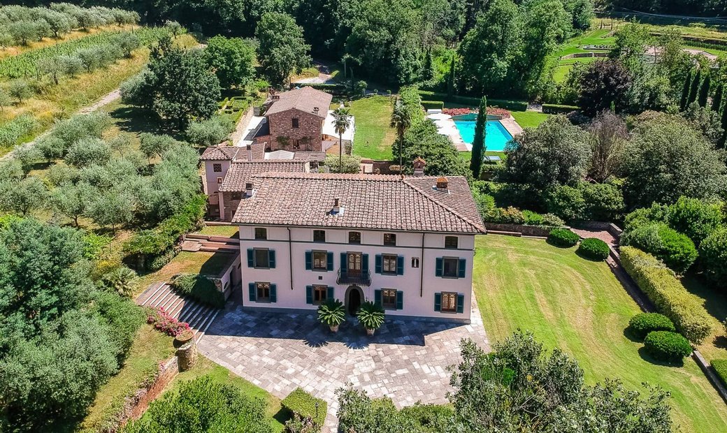 Villa Di Lusso Maestosa Con Annessi Sulle Colline A In Lucca, Toscana ...