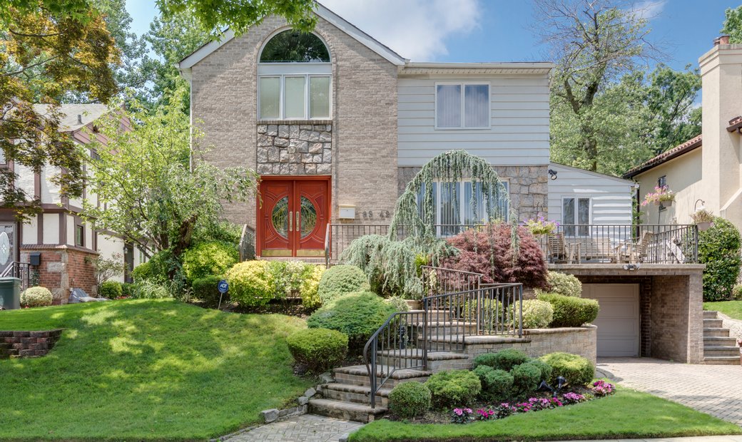 85 42 214 Street, Hollis Hills, Ny, 11427 In New York, New York, United