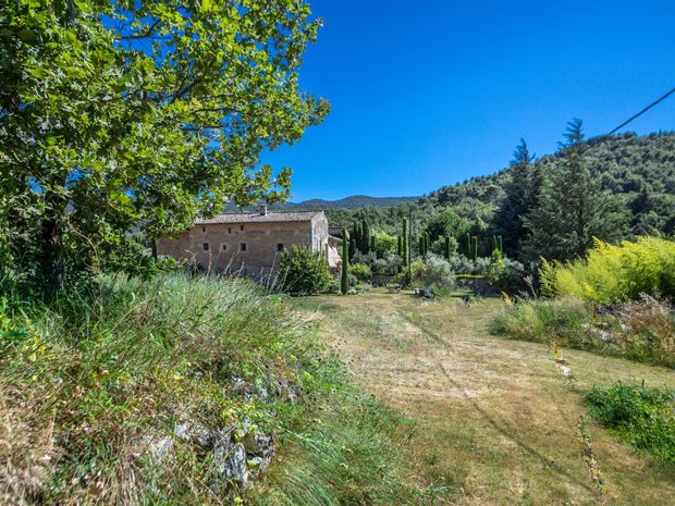 12th Century Fortified Farm In Menerbes France In Vendita