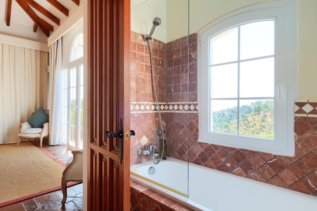 Villa in El Madroñal, Benahavis, Spain 3 - 10927141