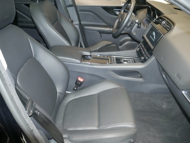 Suv in Minneapolis, Minnesota, United States 3 - 11001616
