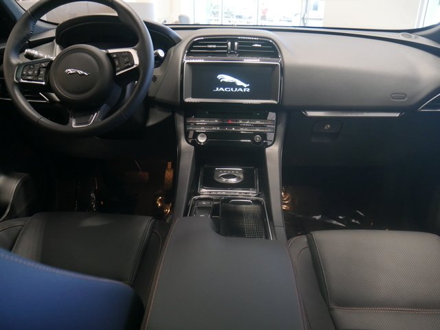 Suv in Minneapolis, Minnesota, United States 4 - 10983036