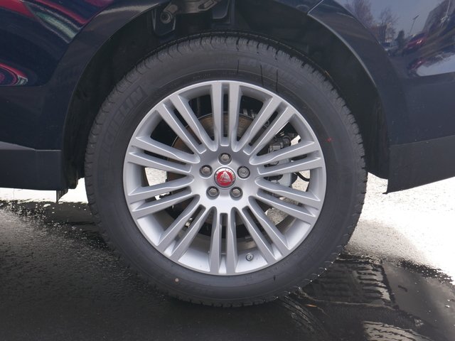 Suv in Minneapolis, Minnesota, United States 3 - 10686076