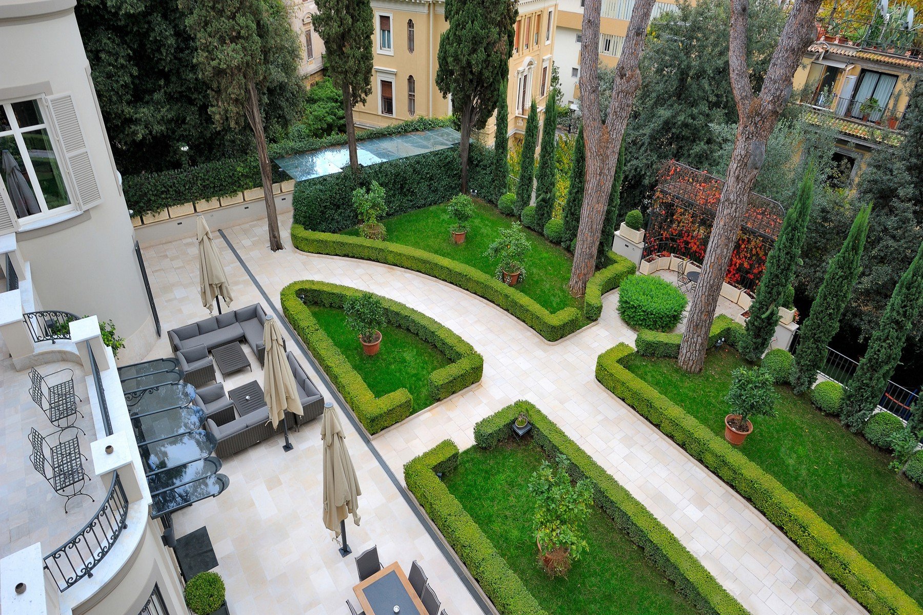 Majestic Villa Dominating Rome in Roma, Italy for sale (10115067)