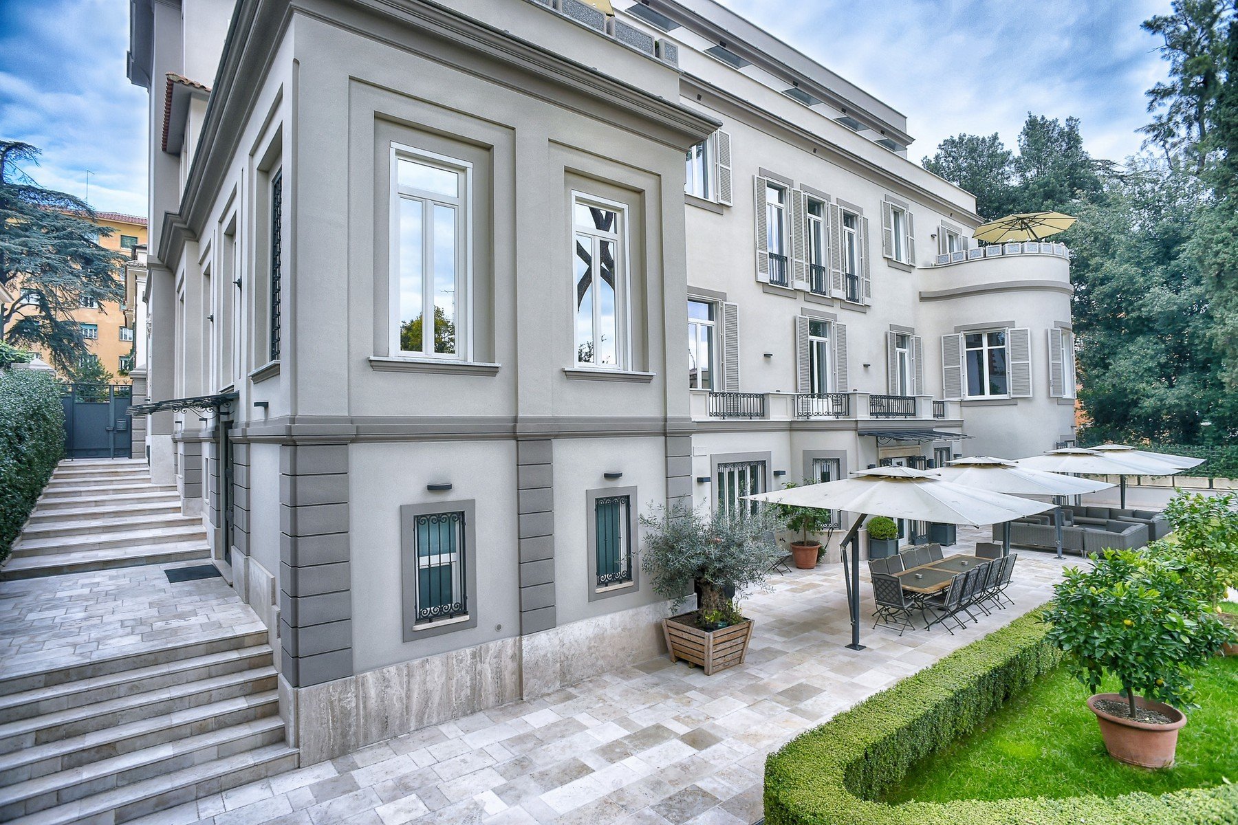 Majestic Villa Dominating Rome in Roma, Italy for sale (10115067)