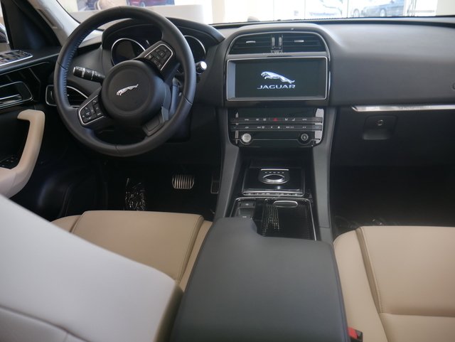 Suv in Minneapolis, Minnesota, United States 4 - 10988286