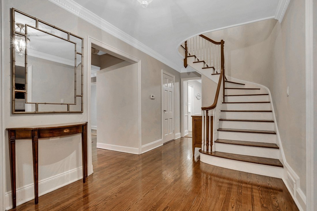 575 Park Avenue, Manhasset, Ny, 11030 In Manhasset, New York, United