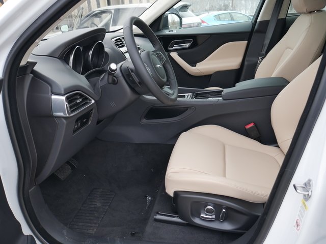 Suv in Minneapolis, Minnesota, United States 5 - 10686041
