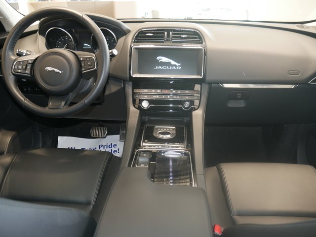 Suv in Minneapolis, Minnesota, United States 4 - 11001616