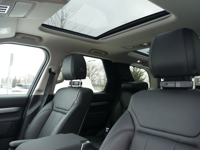 Suv in Minneapolis, Minnesota, United States 4 - 10739414