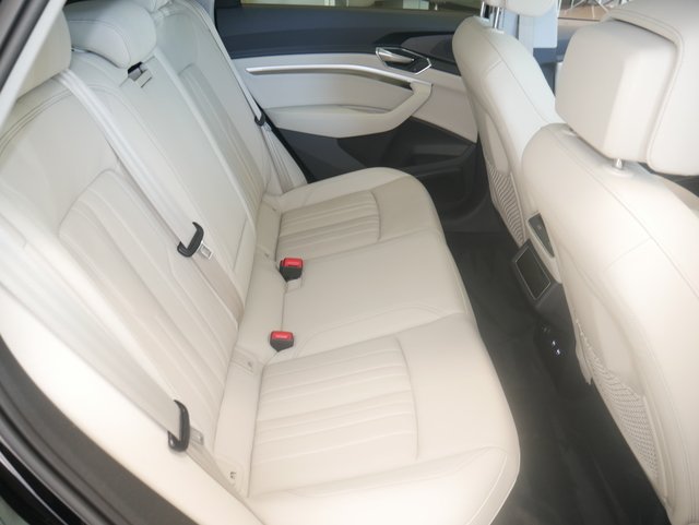 Suv in Minneapolis, Minnesota, United States 5 - 10986602