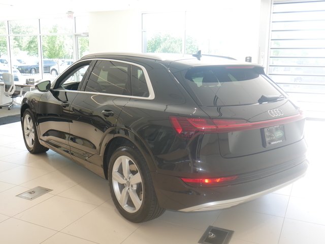Suv in Minneapolis, Minnesota, United States 2 - 10986602