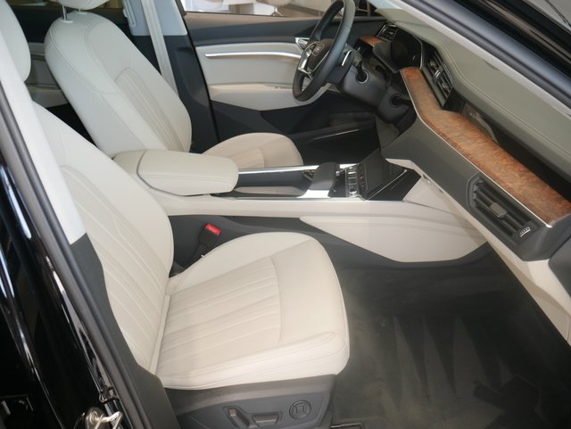 Suv in Minneapolis, Minnesota, United States 3 - 10986602