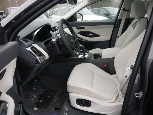 Suv in Minneapolis, Minnesota, United States 5 - 10787652