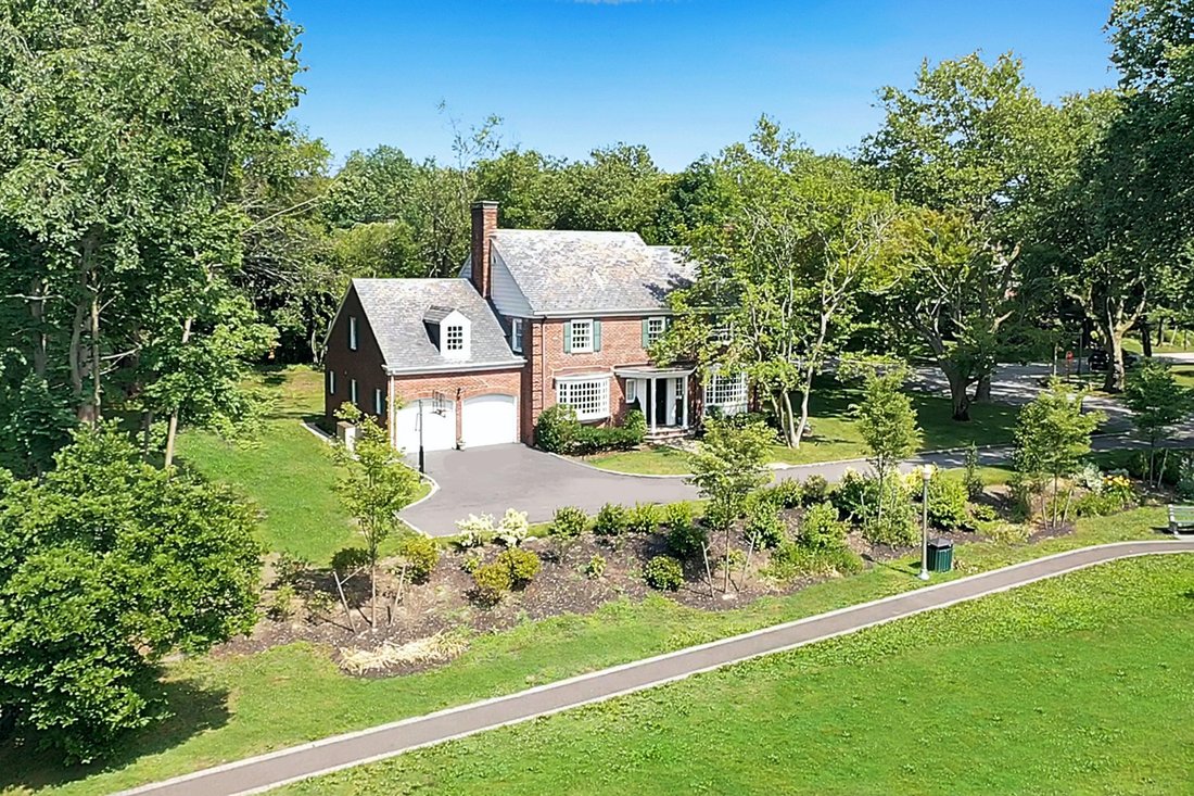 575 Park Avenue, Manhasset, Ny, 11030 In Manhasset, New York, United