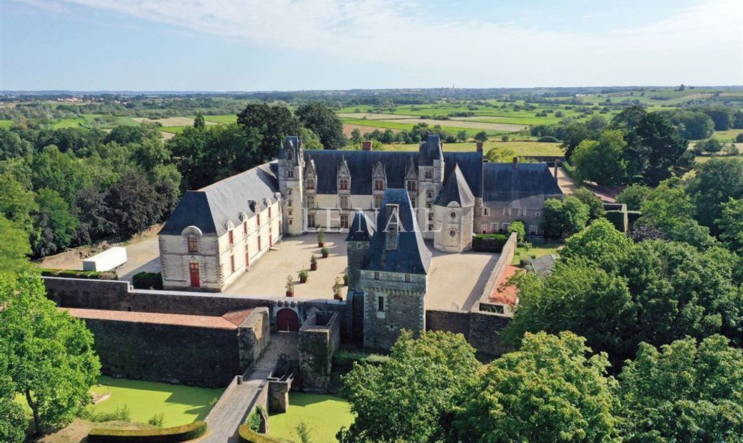 Extraordinary french castle for sale in Loire Valley. in nantes, France