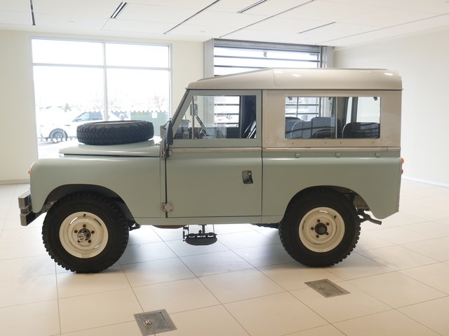 Suv in Minneapolis, Minnesota, United States 5 - 10816026